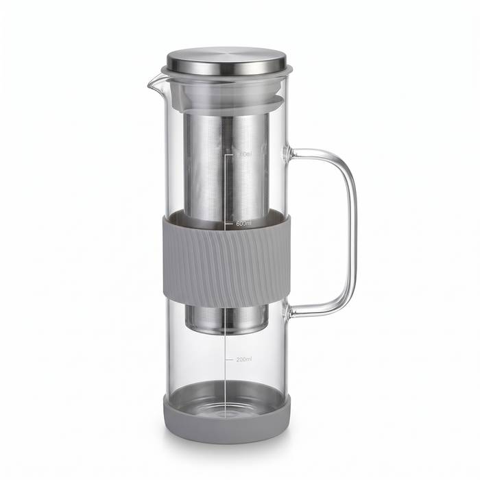 Garrafa para cold brew com filtro e tampa hermética, fundo branco