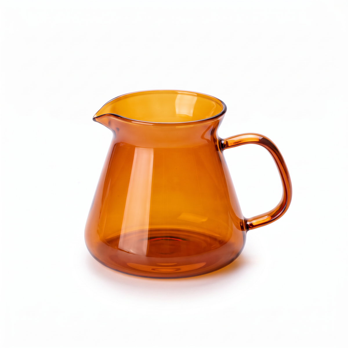 Jarra de vidro colorida para café, versão âmbar, fundo branco