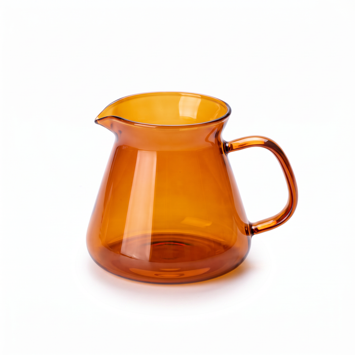 Jarra de vidro colorida para café, versão âmbar, fundo branco