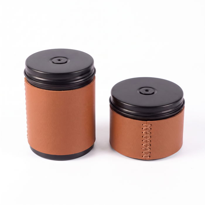 Lata para café em grãos com válvula, fundo branco