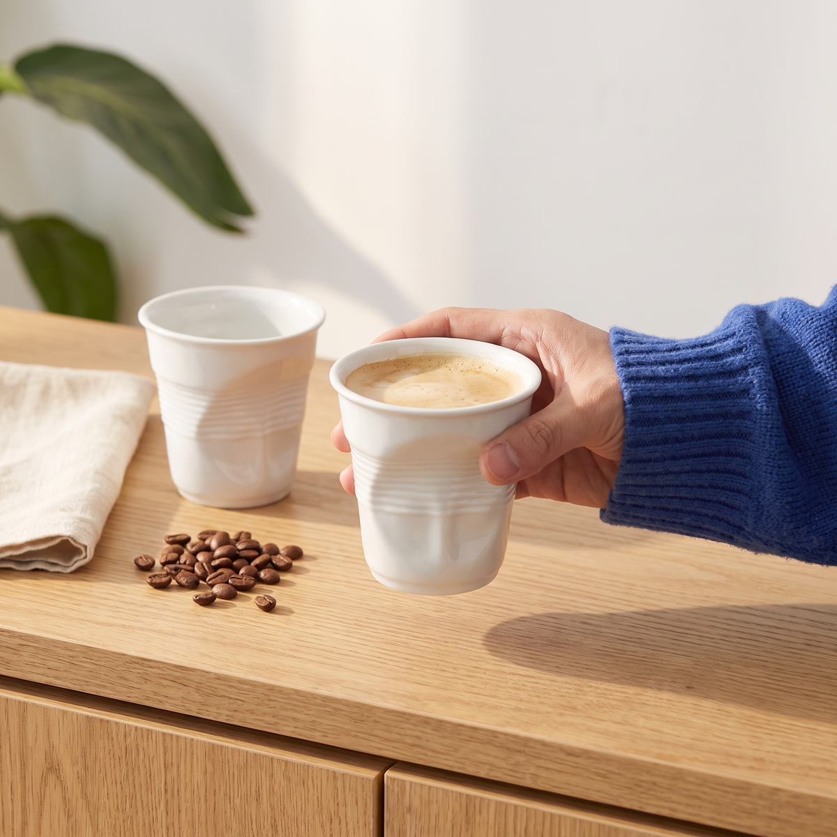 Caneca segurada na mão, com café com leite