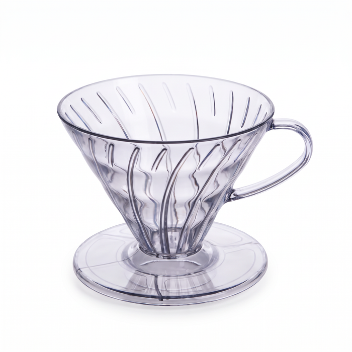 Coador de café cônico transparente com ranhuras em espiral, fundo branco